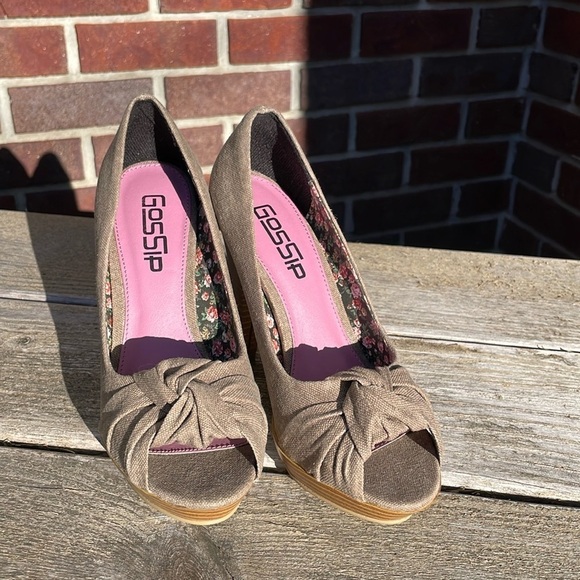 NWOT | GOSSIP |Textured Fabric Upper| Twisted Knot Peep Toe|Platform Heel|Size 6 - Picture 2 of 13